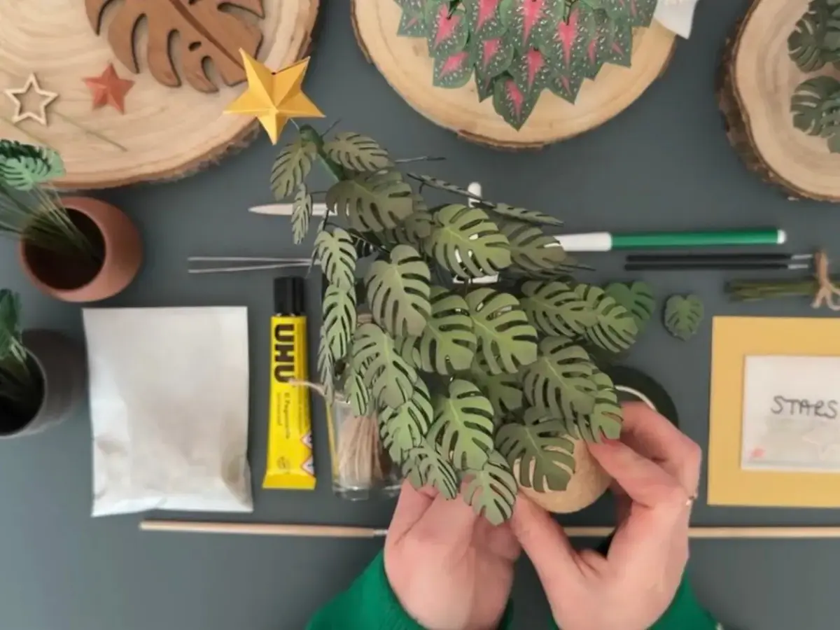 Making a Monstera paper Christmas tree